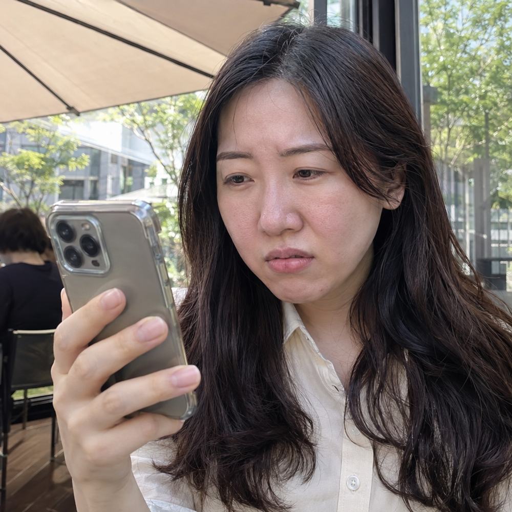셀카 속 모공과 피부결을 보는 여성